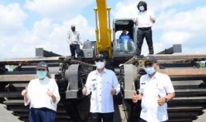 Bupati Hendra Gunawan dan Kadis Azhari ST Uji Coba Excavator