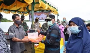 Penyerahan Perahu Motor Nelayan dan Peresmian Pemakaian Docking Kapal di PPI Teluk Sinabang
