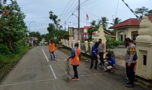 Pengecatan Tanda Marka Jalan di Depan Pintu Gerbang Mapolsek Mancak Cilegon