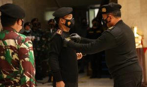 Kapolri Dianugerahi Wing Kehormatan Penerbang dan Brevet Kapal Selam Hiu Kencana