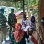 Babinsa Koramil 13 Kedungwaringin Bantu Distribusi Paket Sembako Untuk Warga