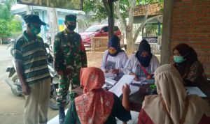 Babinsa Koramil 13 Kedungwaringin Bantu Distribusi Paket Sembako Untuk Warga