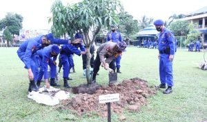 Kapolda Sumsel bersama Jajaran Tanam Pohon di Mako Ditpolairud