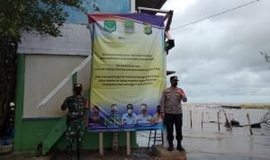 Polsek Muara Gembong Pasang Spanduk PPKM di Wisata Pantai Bungin