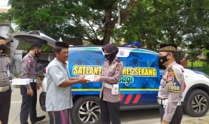 Jum’at Berkah, Polres Serang Bagikan Ratusan Nasi Kotak Untuk Jamaah Masjid Nurul Hidayah