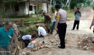 Babinsa Koramil 402-09/Mesuji Dampingi Tim Verifikasi Pembangunan Desa Kembang Jajar