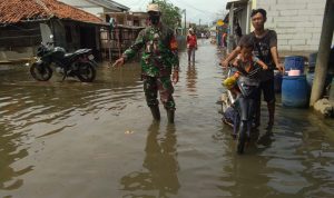 Aksi Babinsa Koramil 03 Cabang Bungin di Saat Banjir Rob Kampung Muara Jaya