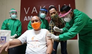 Walikota Pangkalpinang Maulan Aklil Orang Pertama Penerima Vaksin Covid19