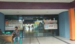 Melanggar PPKM Kolam Renang Tirta Mas Moderland Tangerang di Tutup Satpol PP