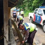 Ditlantas Polda Sulut Bantu Bersihkan Selokan Sisa Banjir di Paal IV