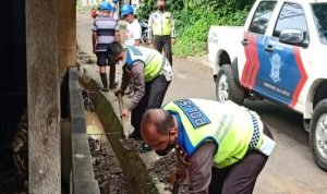 Ditlantas Polda Sulut Bantu Bersihkan Selokan Sisa Banjir di Paal IV