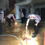 Timsus Maleo dan Brimob Bersihkan Sisa Banjir di Komo Luar dan Perkamil