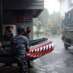 Lantamal VIII Kirimkan Tim Siaga Banjir, Bantu Warga Karombasan