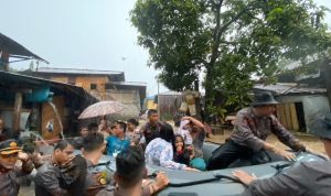 Banjir Manado, Ditsamapta Polda Sulut Evakuasi Korban dan Bagikan Nasi Bungkus