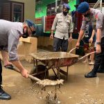 Satbrimob Polda Sulut Bersihkan Lokasi, Pasca Banjir dan Tanah Longsor