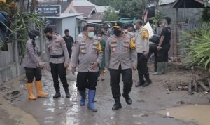 Wakapolda Sulut Datangi Lokasi Banjir di Manado