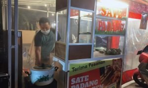Kena PHK, Bang Beni Alih Profesi Jadi Tukang Sate