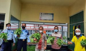 Warga Binaan Rutan Kelas II B Blora, Panen Kangkung Hidroponik