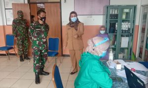 Dandim 0510/Trs Tinjau Penyuntikan Vaksin di Puskesmas Cikupa Untuk Tenaga Medis