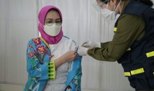 Walikota Tangsel Jalani Vaksin Kedua di RSU Tangsel