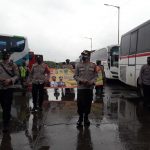 Polsek Cikarang Barat Giat Bagikan Masker Pada Penumpang di Pul Sinar Jaya