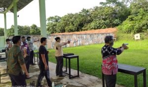 Ketum KONI H.Azhari, ST Pantau Langsung Atlet Menembak