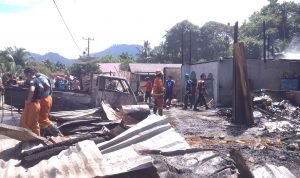 Kebakaran Hanguskan Tiga Bangunan Kios di Desa Air Pinang dan Satu Mobil L 300