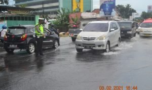 Satlantas Polres Serang Gerak Cepat Atur Lalin di Titik Rawan Banjir