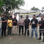 Karang Bahagia Bersatu Bagikan Masker Pada Pengguna Jalan