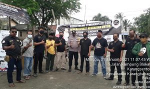 Karang Bahagia Bersatu Bagikan Masker Pada Pengguna Jalan