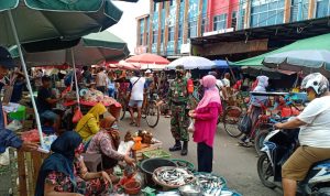 Babinsa Koramil Pakjo Tegakan Disiplin Prokes di Pasar Macan Lindungan