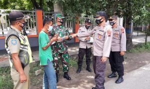 Di Jalan Ronggolawe, Polsek Cepu Blora Bagikan Masker Gratis kepada Warga