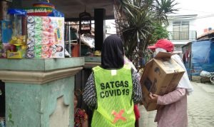 Ketua Barista BPjamsostek Distribusikan Bantuan Kepada Warga Terdampak Pandemi