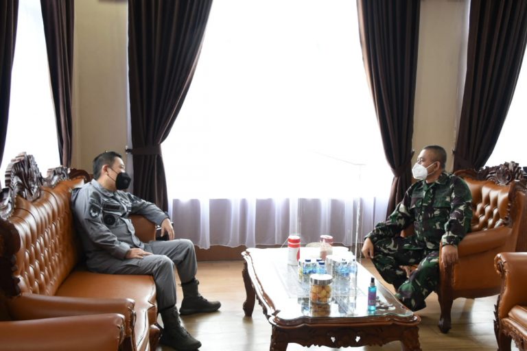 Danlantamal VIII Menerima Kunjungan Dua Pejabat
