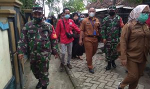 Danramil 10/Sepatan Bersama Camat Pakuhaji Tinjau Korban Angin Puting Beliung