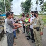 Petugas Gabungan di Jiken Blora Bagikan Masker Gratis kepada Warga