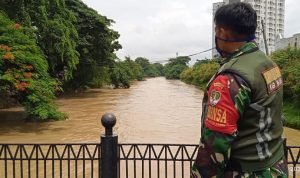 Babinsa Mekarmukti Giat Melaksanakan Pemantauan Sungai Cilemah Abang dan Perumahan