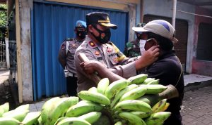Wakapolres Resmi Pasar Tangguh dan Bagikan Masker ke Pedagang Pasar Begog