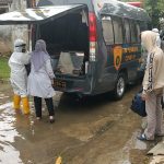 Warga Terpapar Covid-19 di Evakuasi dari Tempat Tinggalnya Yang Terendam Banjir