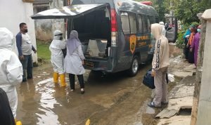 Warga Terpapar Covid-19 di Evakuasi dari Tempat Tinggalnya Yang Terendam Banjir