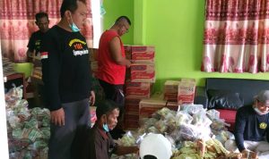 Kepala Desa Cipayung Bagikan Bantuan Bagi Warga Yang Terdampak Banjir