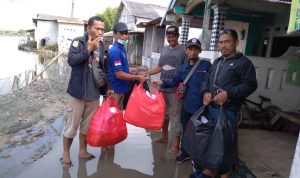 Karang Taruna Jatimulya Salurkan Bantuan Korban Banjir Rob Pantai Harapan Jaya