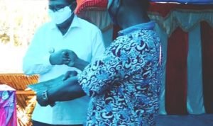 Bupati Seram Bagian Barat Serahkan Speed Boat Untuk Masyarakat Huamual Belakang