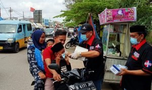 Upaya Mendisiplikan Protokol Kesehatan Masyarakat, Forjumis Bagikan Masker Geratis