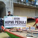 Gunakan Perahu Nelayan Sekretaris HIPMI Berikan Bantuan Pada Korban Banjir