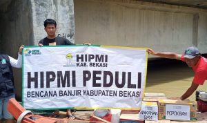 Gunakan Perahu Nelayan Sekretaris HIPMI Berikan Bantuan Pada Korban Banjir