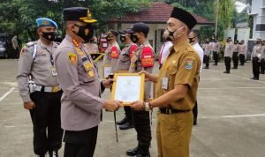 Menangkap Pelaku Penjambretan, Oding Mendapat Penghargaan