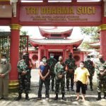 “Salam Imlek”, Dandim 0510/Trs Bersama Staf Sambangi Klenteng Tri Darma Bagikan Paket Sembako