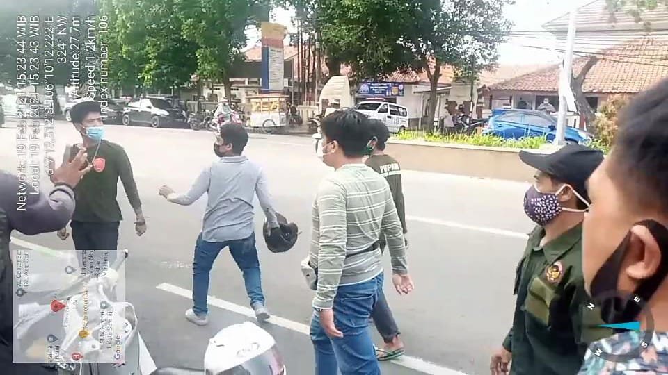 Motor di Tarik Debt Collector Matel, Sekelompok Orang Geruduk Lesing Permata Finance Kota Serang 1 IMG 20210220 WA0006
