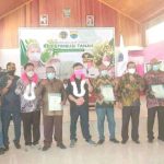 Toto Sutantono Serahkan 2983 Sertifikat Tanah Kepada Warga SBB